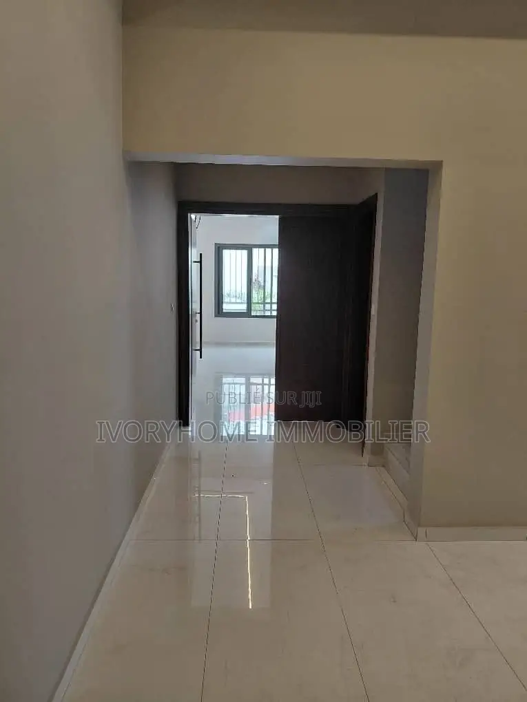 5chbre Duplex dans Cocody à Louer