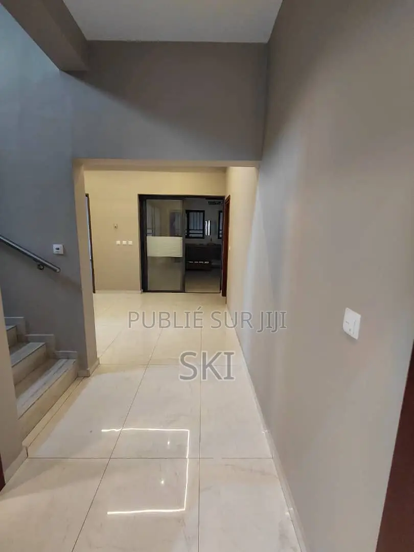 5chbre Duplex dans Cocody à Louer