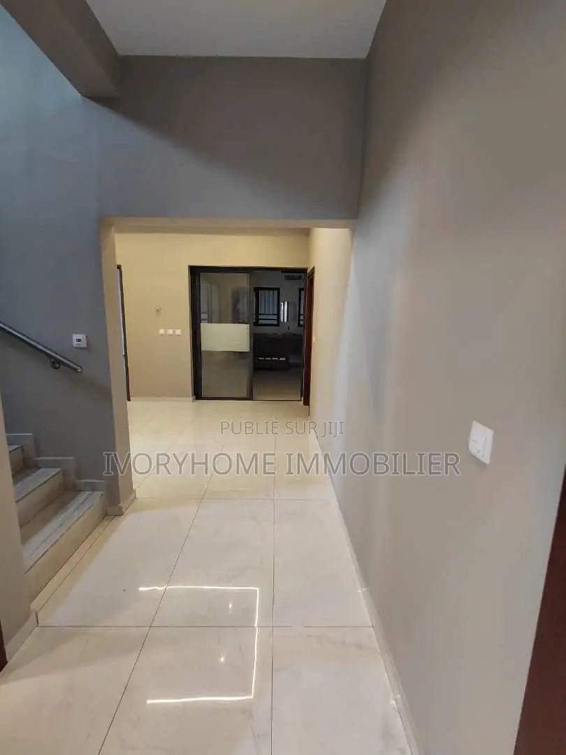 5chbre Duplex dans Cocody à Louer