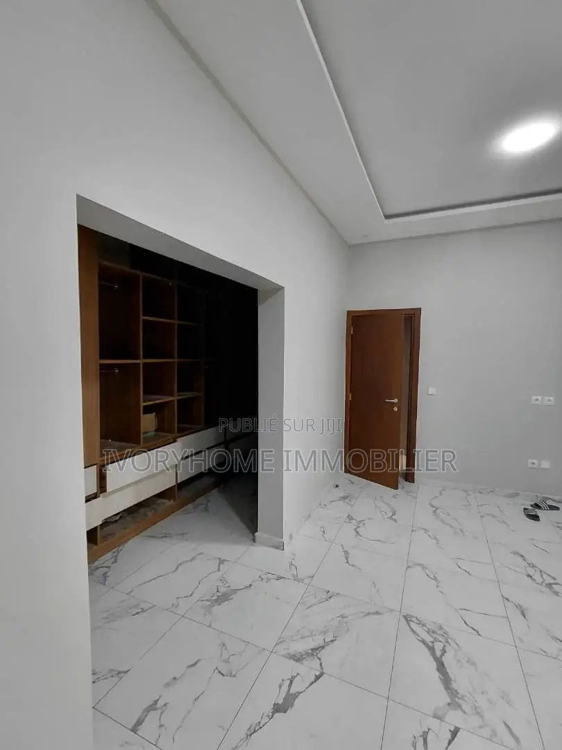 5chbre Duplex dans Cocody à Louer