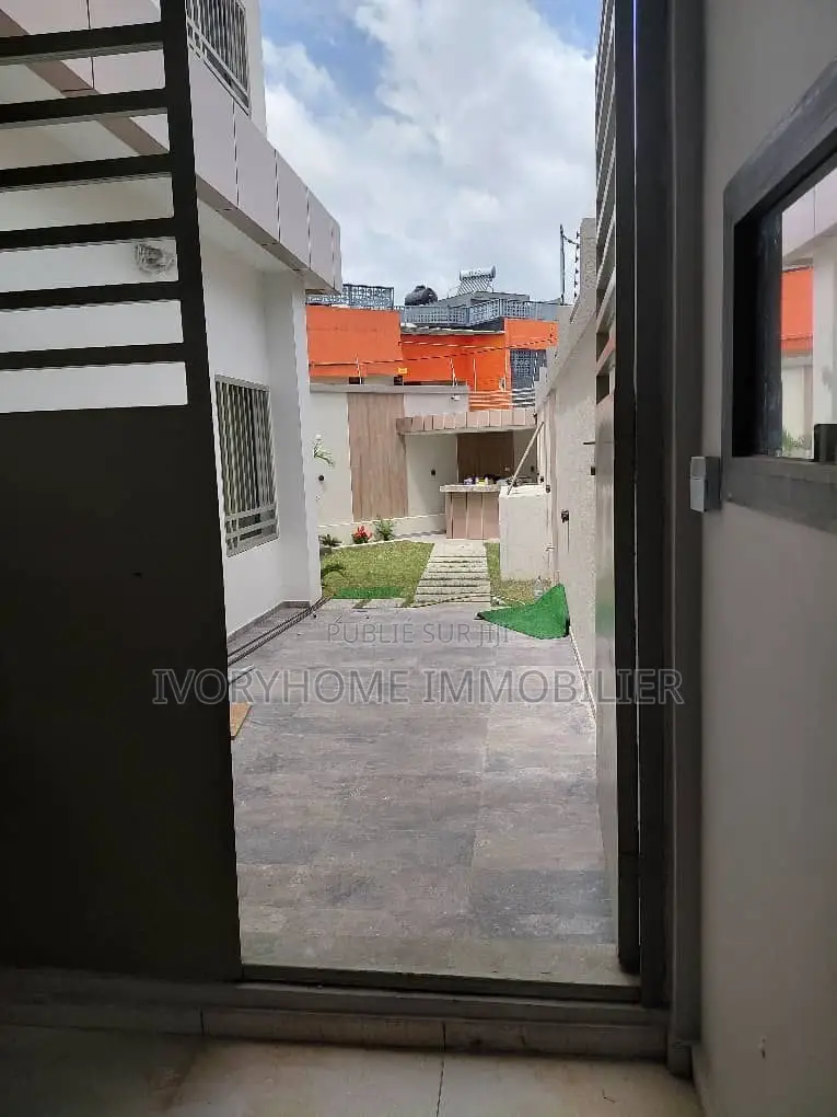 5chbre Duplex dans Cocody à Louer