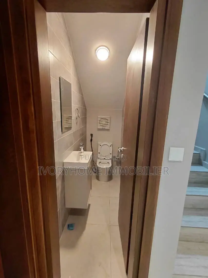 5chbre Duplex dans Cocody à Louer