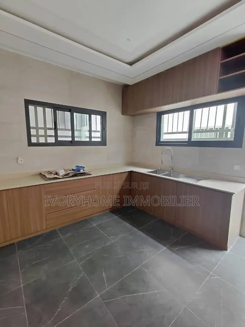 5chbre Duplex dans Cocody à Louer