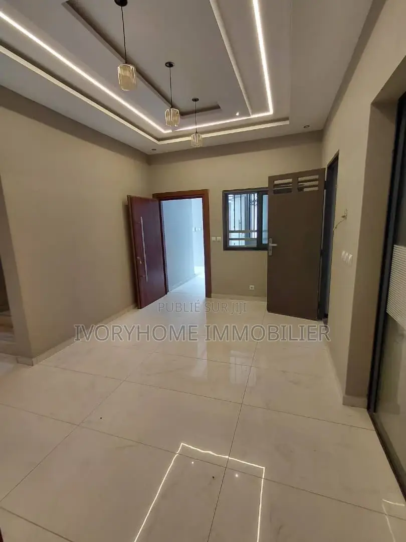 5chbre Duplex dans Cocody à Louer