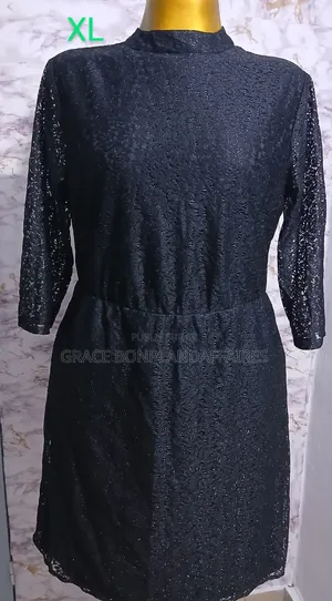 Photo - Robe  en Dentelle Noire Élégante. Solde :Tout À 1500fcfa