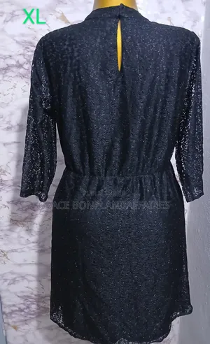 Robe  en Dentelle Noire Élégante. Solde :Tout À 1500fcfa