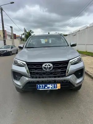 Toyota Fortuner 2.4 D AWD 2022 Gris