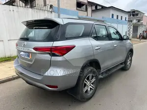 Toyota Fortuner 2.4 D AWD 2022 Gris