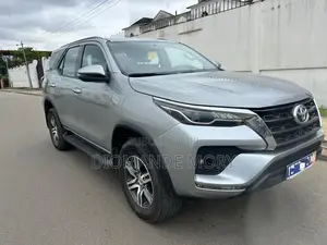 Photo - Toyota Fortuner 2.4 D AWD 2022 Gris