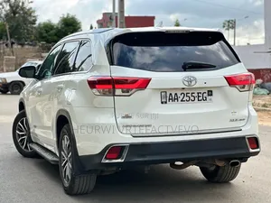 Toyota Highlander XLE 4x2 V6 (3.5L 6cyl 8A) 2018 Blanc