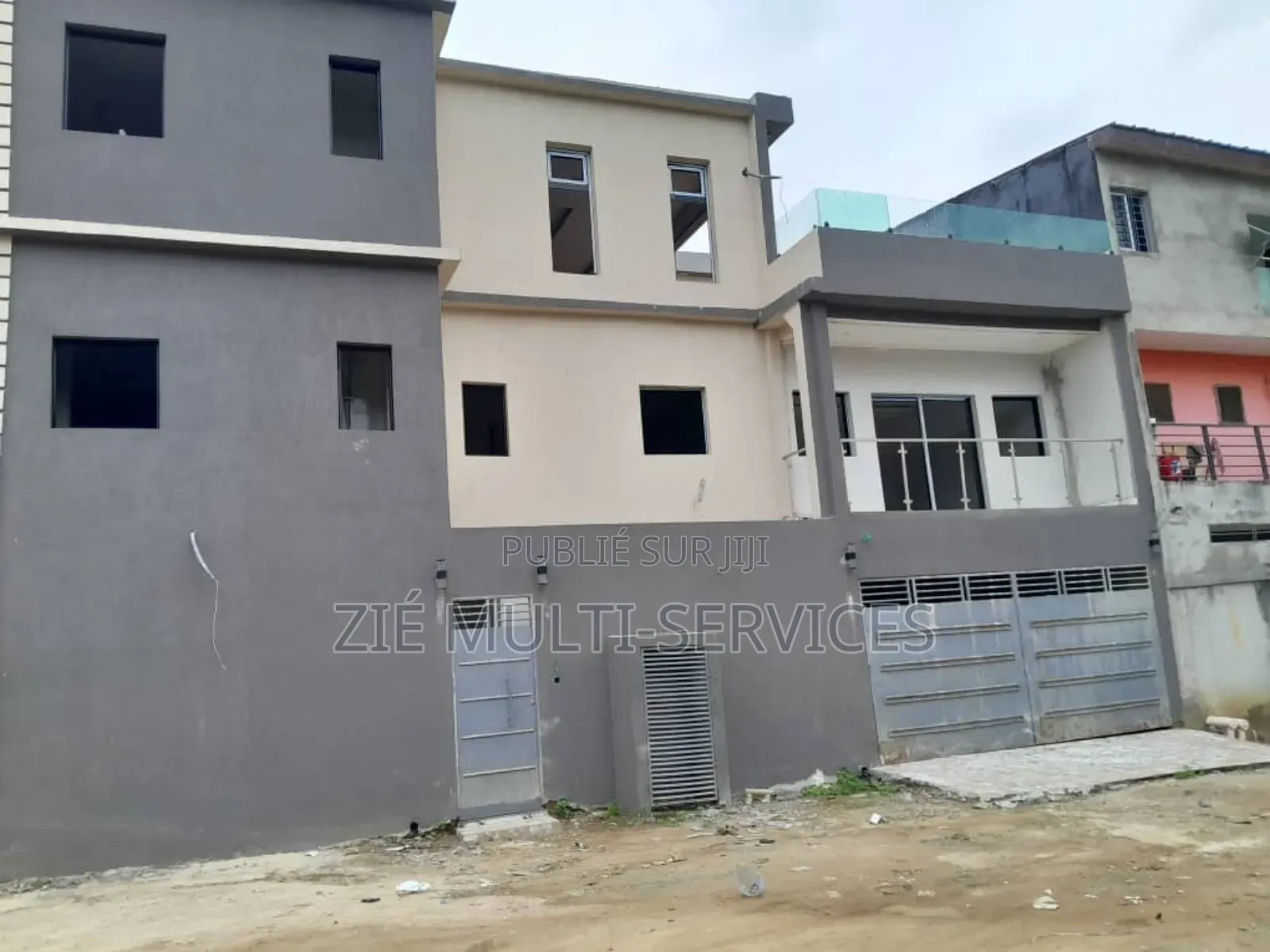 Furnished 5chbre Duplex dans Zié Multi-Service, Cocody à Vendre