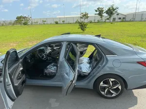 Hyundai Elantra 2022 Gris