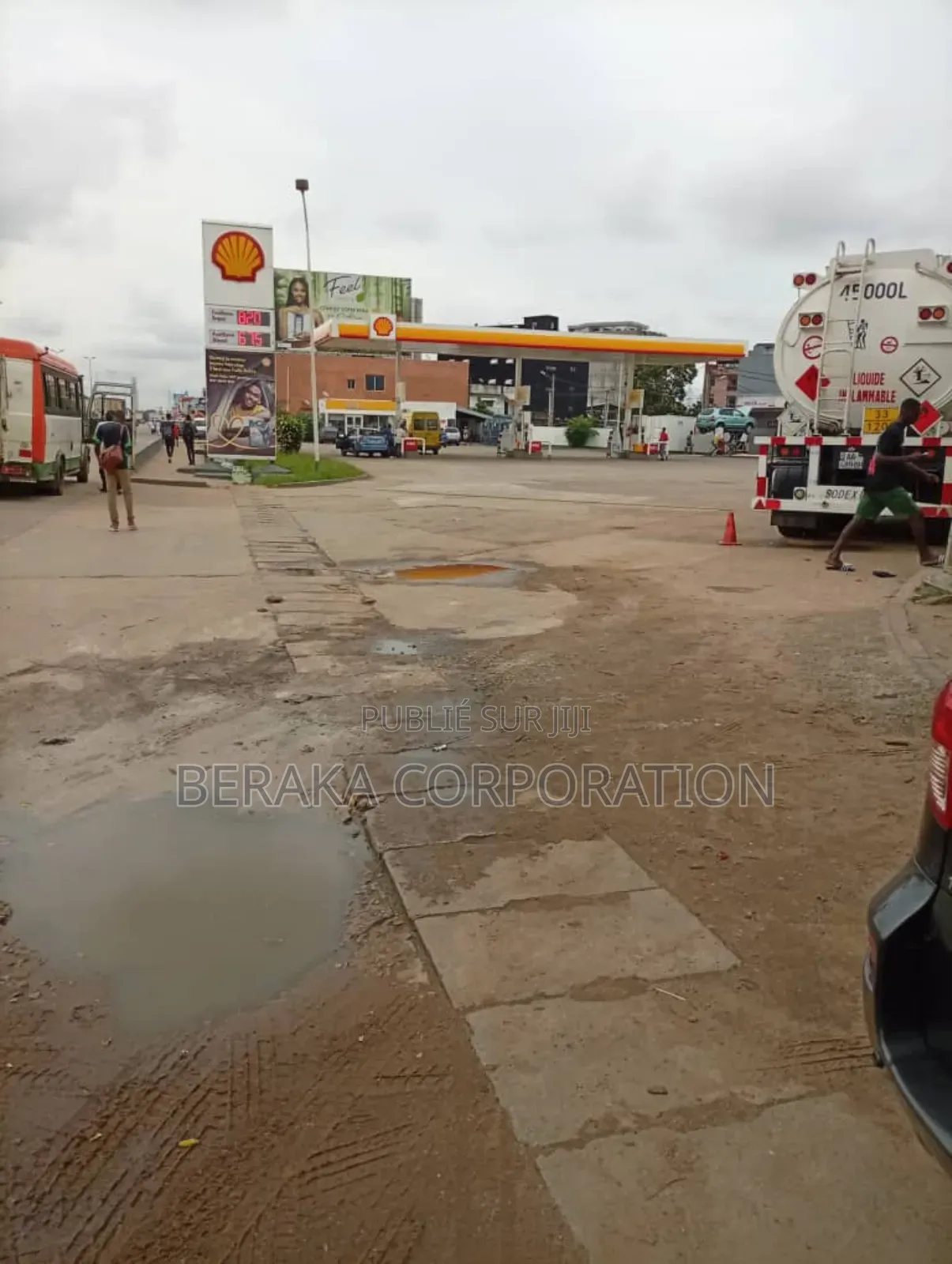 Terrain De 6068m3 en Vente