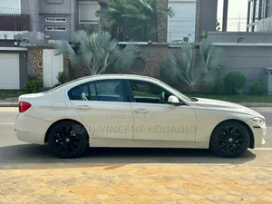 BMW 320i Sedan RWD 2015 Jaune