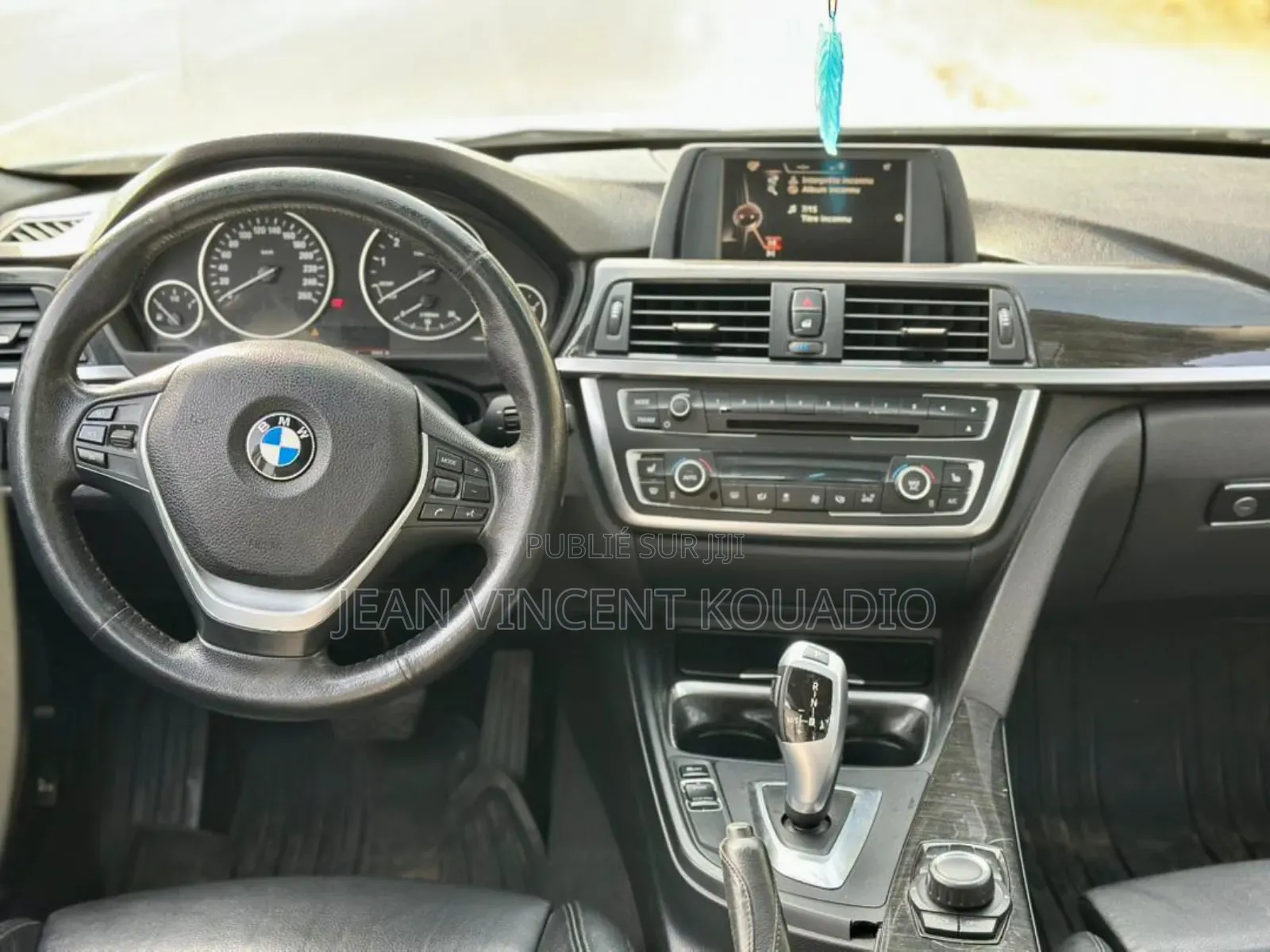 BMW 320i Sedan RWD 2015 Jaune