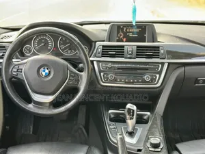 BMW 320i Sedan RWD 2015 Jaune