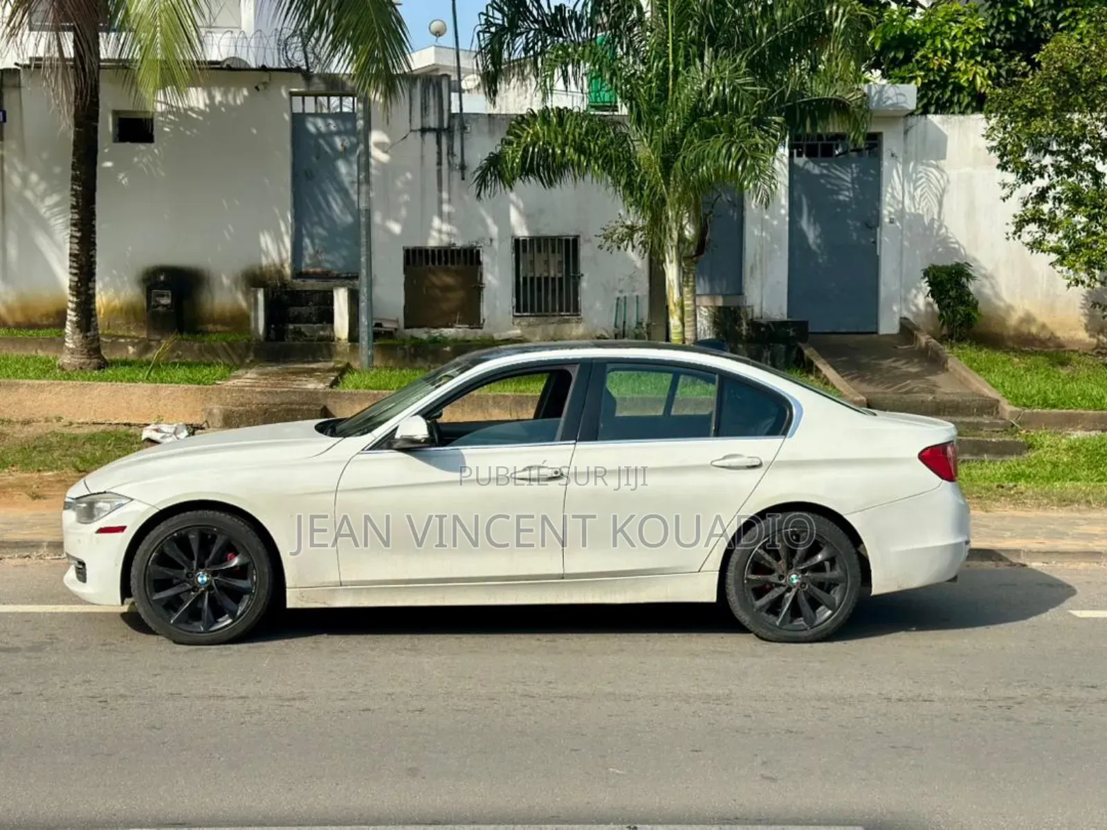 BMW 320i Sedan RWD 2015 Jaune