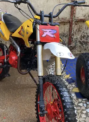 Suzuki T 2021 Jaune