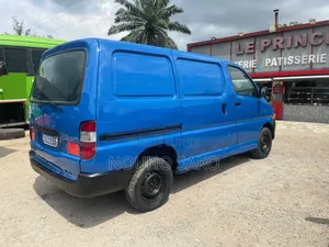 Toyota HiAce 2002 Blue