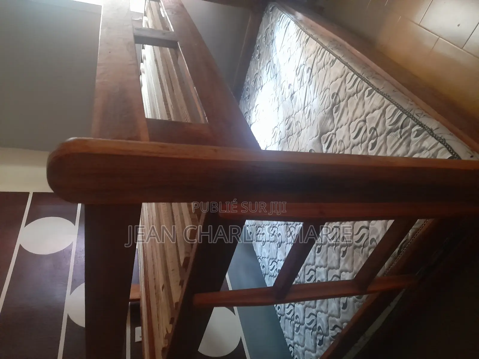 Lit Superposé De 2 Places Avec 1 Matelas De 2 Places en Très Bon Etat