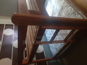 Lit Superposé De 2 Places Avec 1 Matelas De 2 Places en Très Bon Etat