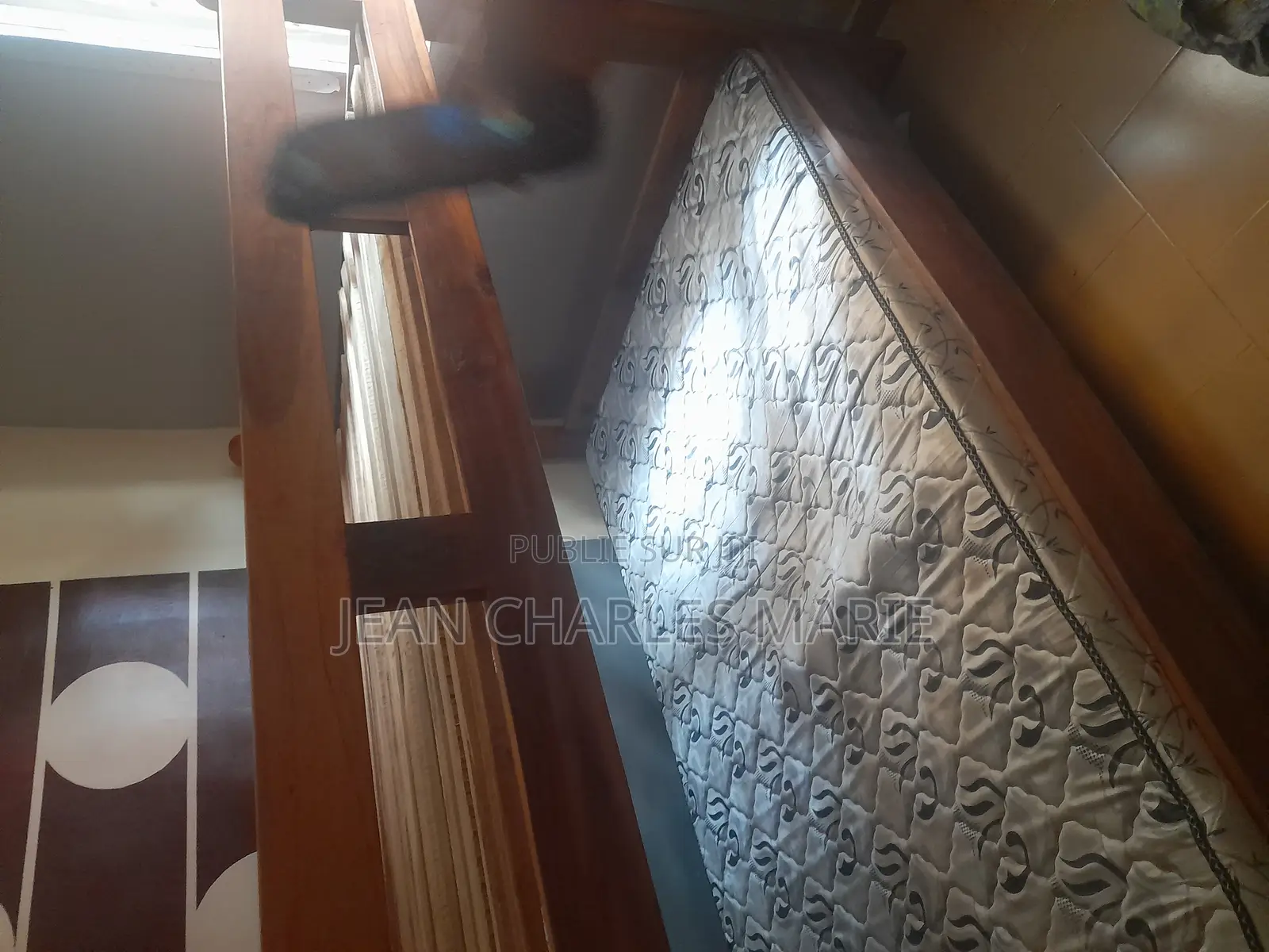 Lit Superposé De 2 Places Avec 1 Matelas De 2 Places en Très Bon Etat