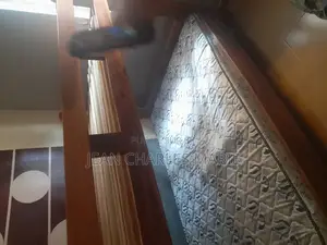 Lit Superposé De 2 Places Avec 1 Matelas De 2 Places en Très Bon Etat