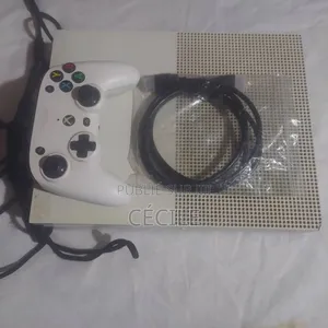 Photo - Xbox One S Avec 5 Jeux Installés Avec Une Manette