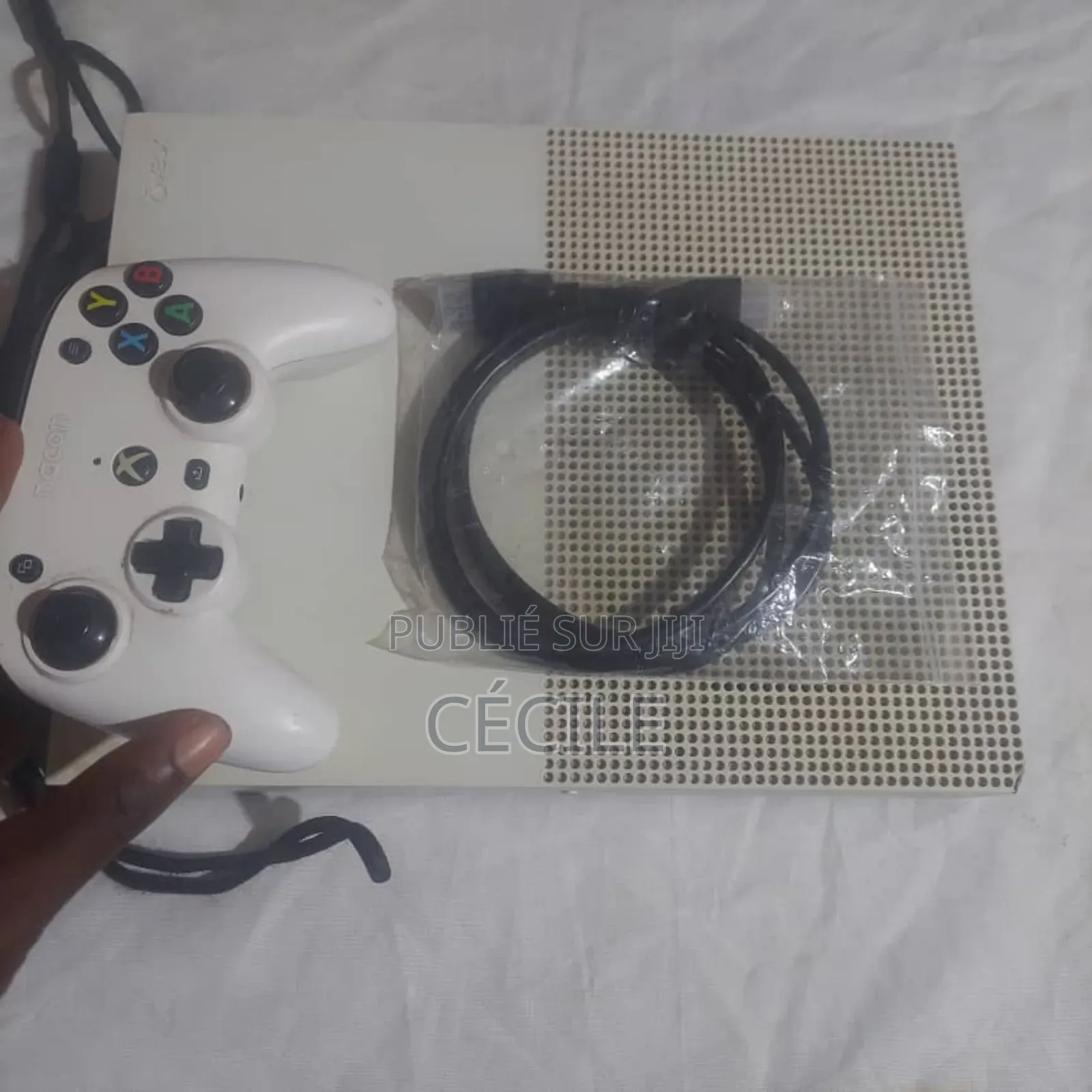 Xbox One S Avec 5 Jeux Installés Avec Une Manette