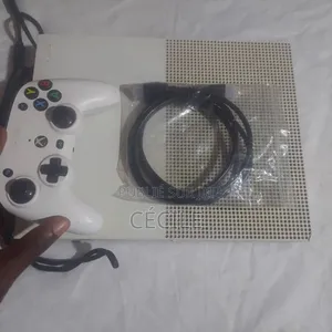 Xbox One S Avec 5 Jeux Installés Avec Une Manette