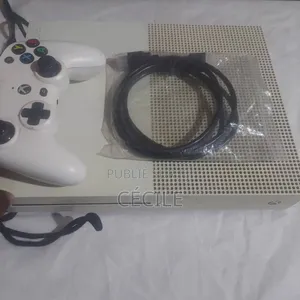 Xbox One S Avec 5 Jeux Installés Avec Une Manette