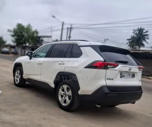 Toyota RAV4 XLE 2021 Blanc