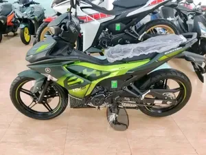 Photo - New Yamaha YZF-R 2024 Doré