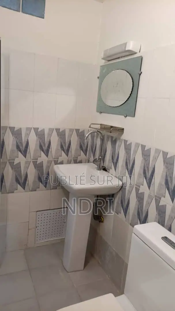 4chbre Villa dans Building House, Cocody à Vendre