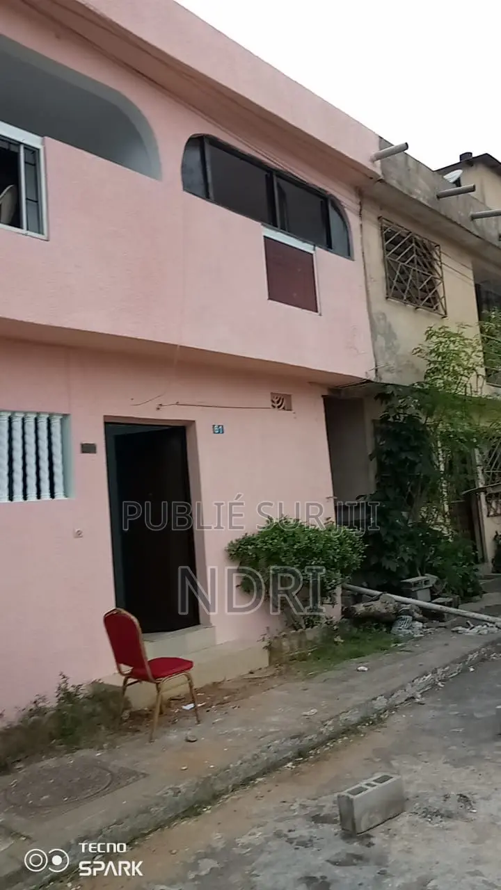 4chbre Villa dans Building House, Cocody à Vendre