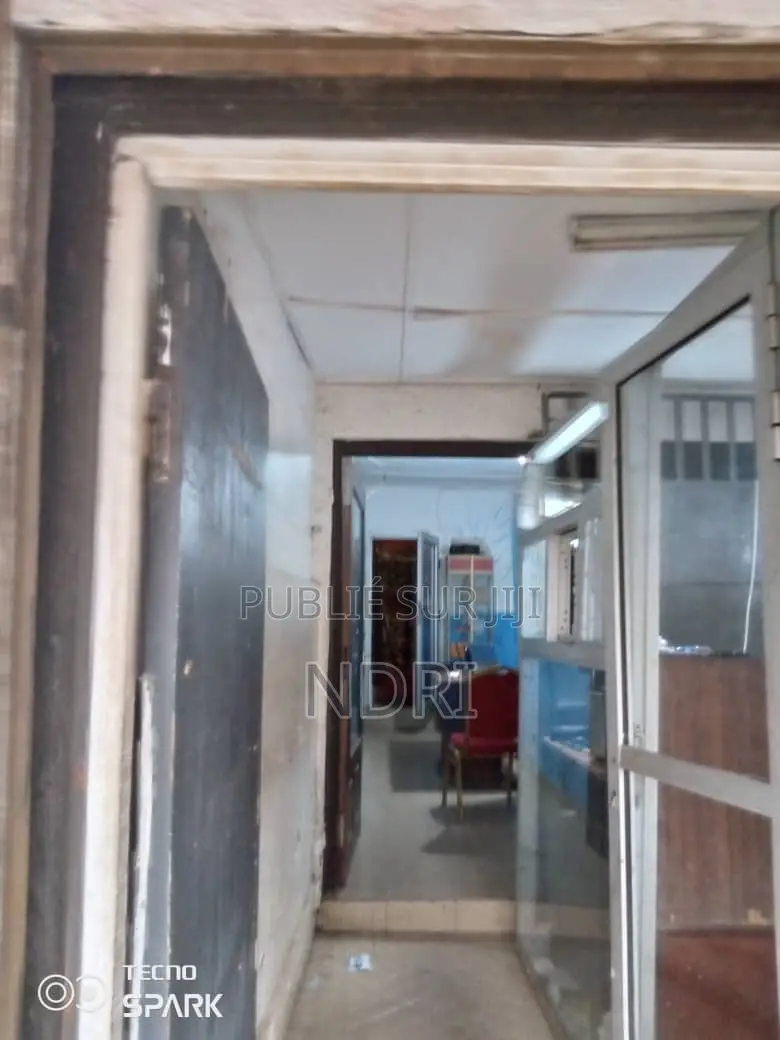 4chbre Villa dans Building House, Cocody à Vendre