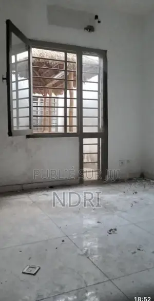 4chbre Villa dans Building House, Cocody à Vendre