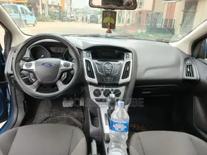 Ford Focus S Sedan FWD (2.0L 4cyl 5M) 2013 Blue