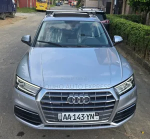 Photo - Audi Q5 45 Premium AWD quattro 2020 Gris