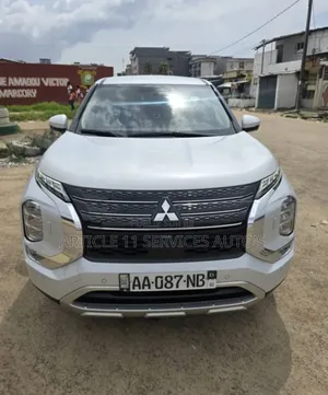 Photo - Mitsubishi Outlander SEL 2024 Blanc