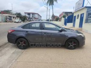 Toyota Yaris 2014 Gris