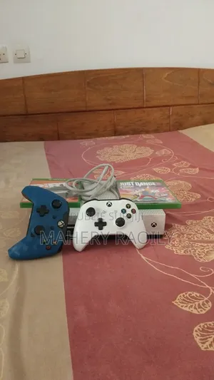 Photo - Xbox One S 2 Manette 2 Jeux en Disque Prix Négociable