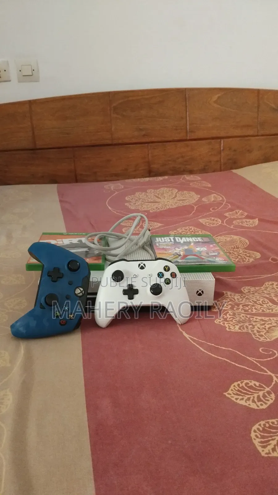 Xbox One S 2 Manette 2 Jeux en Disque Prix Négociable