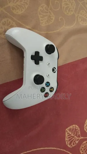 Xbox One S 2 Manette 2 Jeux en Disque Prix Négociable