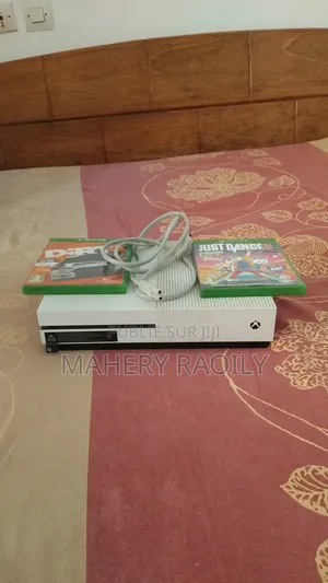 Xbox One S 2 Manette 2 Jeux en Disque Prix Négociable