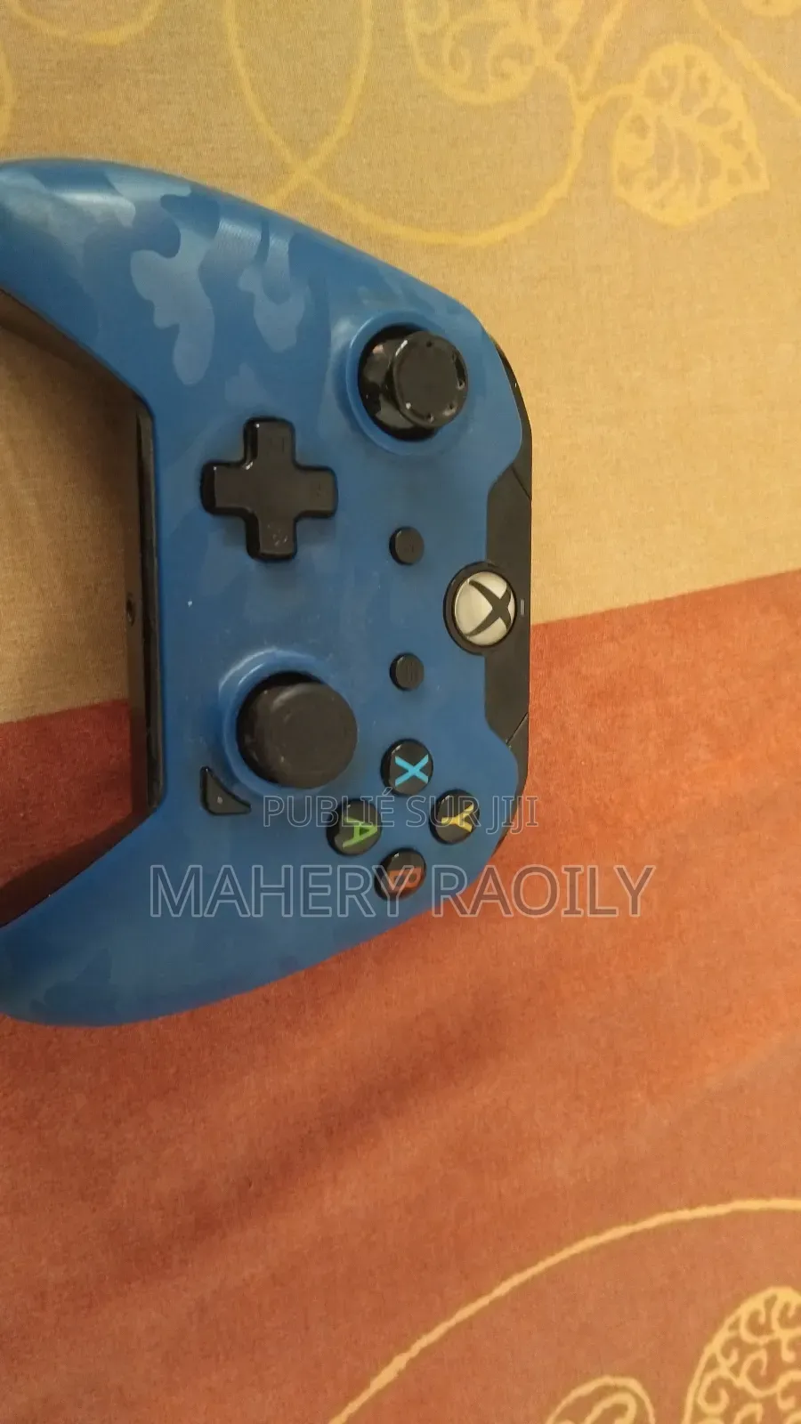 Xbox One S 2 Manette 2 Jeux en Disque Prix Négociable