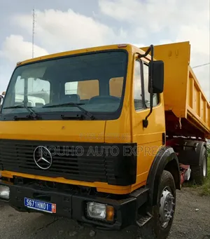 Benne 6 Roues Mercedes v 6 Cylindres