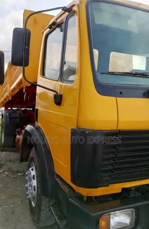 Benne 6 Roues Mercedes v 6 Cylindres