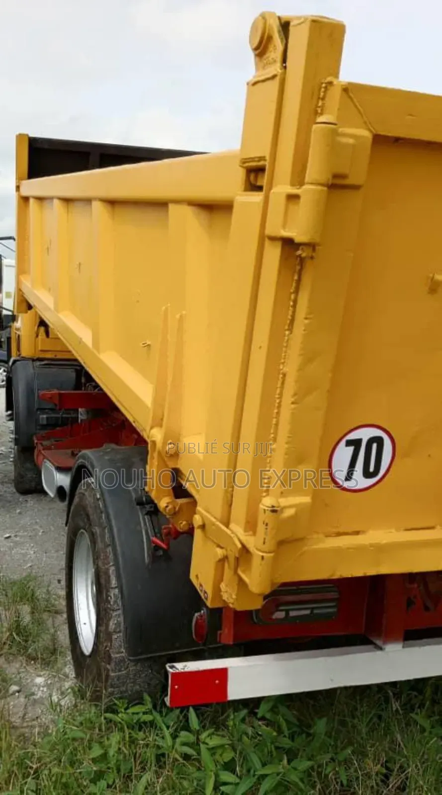 Benne 6 Roues Mercedes v 6 Cylindres