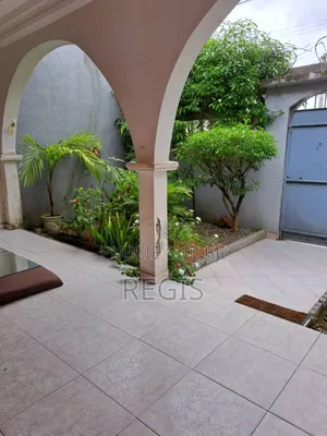 3chbre Villa dans Villa, Cocody à Louer